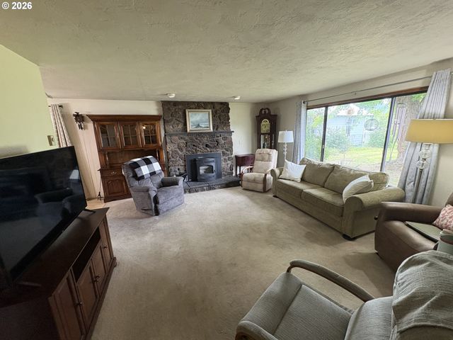 392 S 37TH St, Springfield, OR 97478