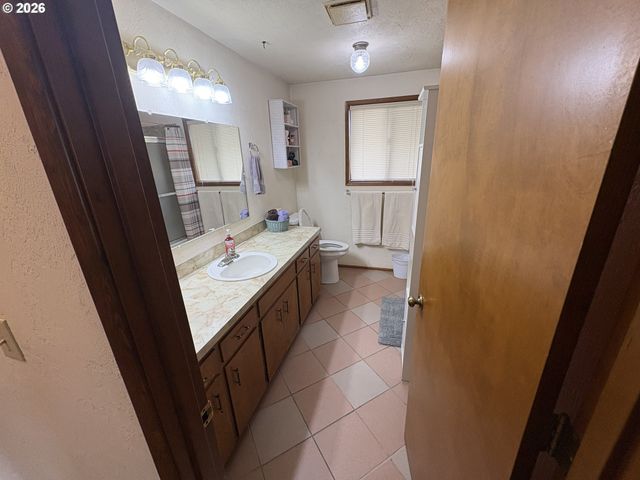 392 S 37TH St, Springfield, OR 97478