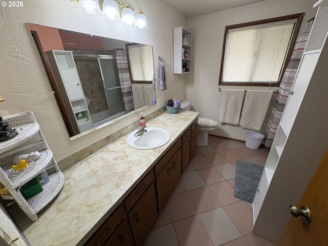 392 S 37TH St, Springfield, OR 97478