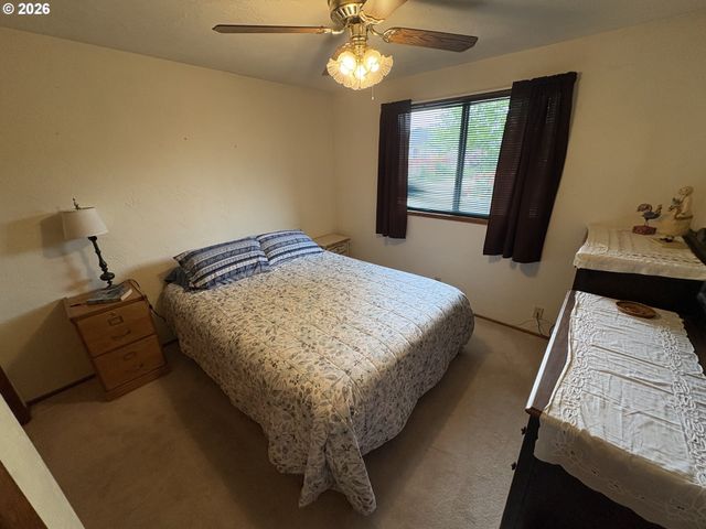 392 S 37TH St, Springfield, OR 97478
