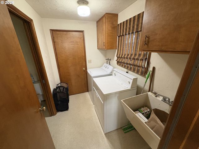 392 S 37TH St, Springfield, OR 97478