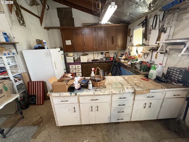 392 S 37TH St, Springfield, OR 97478
