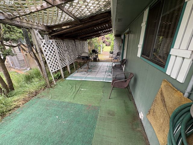 392 S 37TH St, Springfield, OR 97478