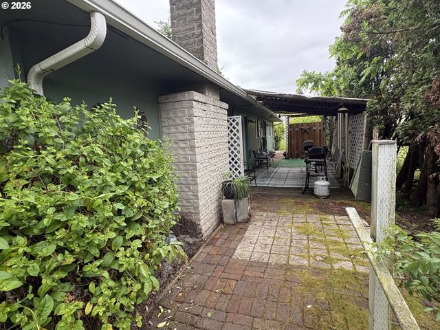392 S 37TH St, Springfield, OR 97478