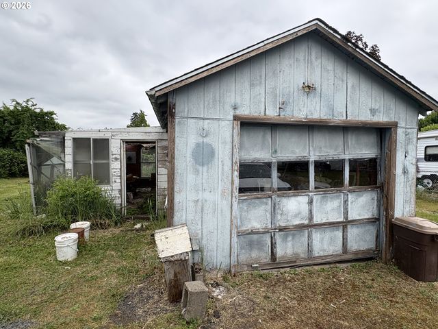 392 S 37TH St, Springfield, OR 97478