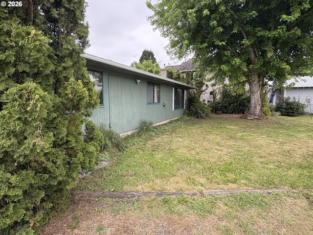 392 S 37TH St, Springfield, OR 97478