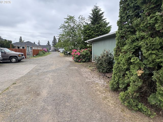 392 S 37TH St, Springfield, OR 97478
