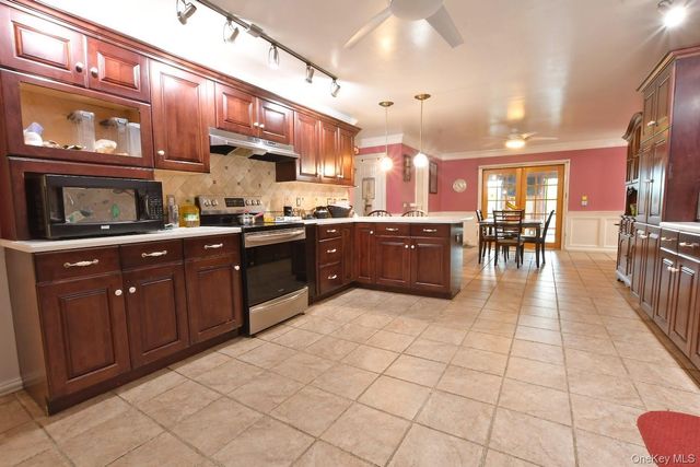 5 Easterly Court, Manorville, NY 11949