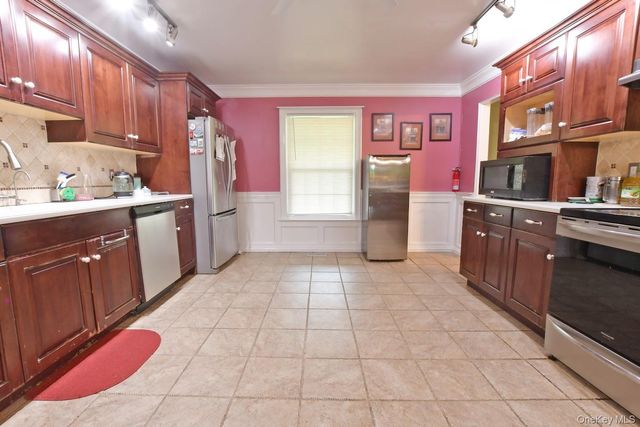 5 Easterly Court, Manorville, NY 11949