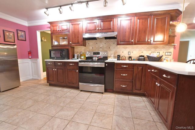 5 Easterly Court, Manorville, NY 11949