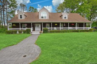 5 Easterly Court, Manorville, NY 11949