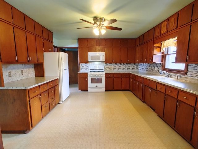 2585 S Jugtown Road, Coal City, IL 60416