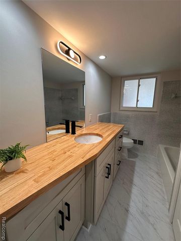 16970 Park Lane, Fraser, MI 48026