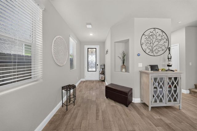1426 E Via Dorata Way, Fresno, CA 93730