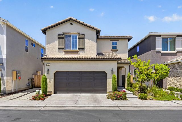 1426 E Via Dorata Way, Fresno, CA 93730