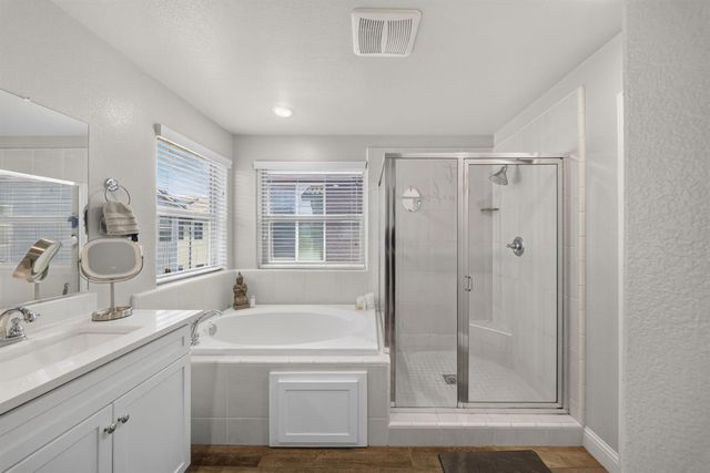 1426 E Via Dorata Way, Fresno, CA 93730