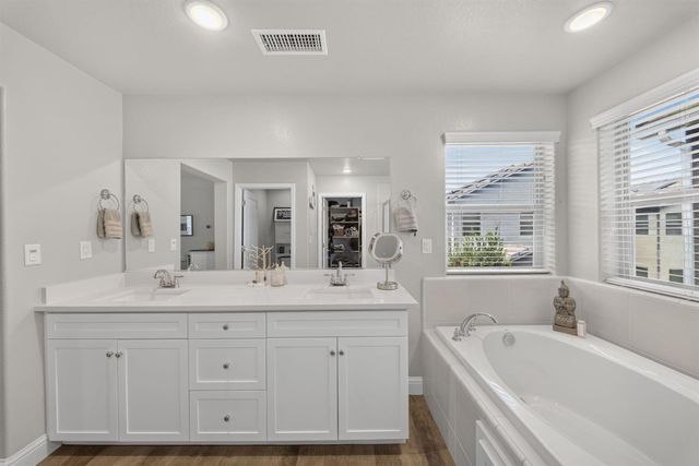 1426 E Via Dorata Way, Fresno, CA 93730