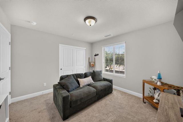 1426 E Via Dorata Way, Fresno, CA 93730