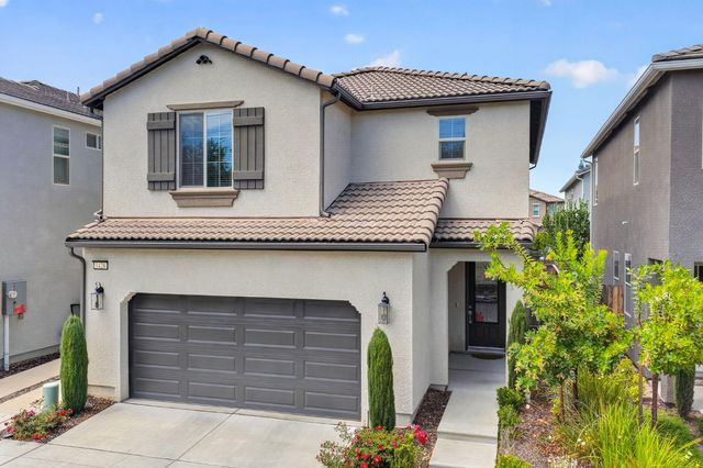 1426 E Via Dorata Way, Fresno, CA 93730