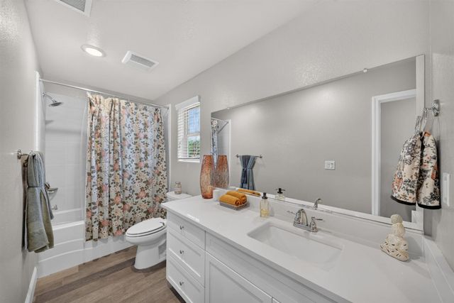 1426 E Via Dorata Way, Fresno, CA 93730
