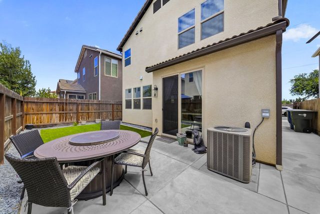 1426 E Via Dorata Way, Fresno, CA 93730