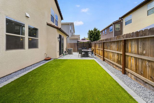 1426 E Via Dorata Way, Fresno, CA 93730