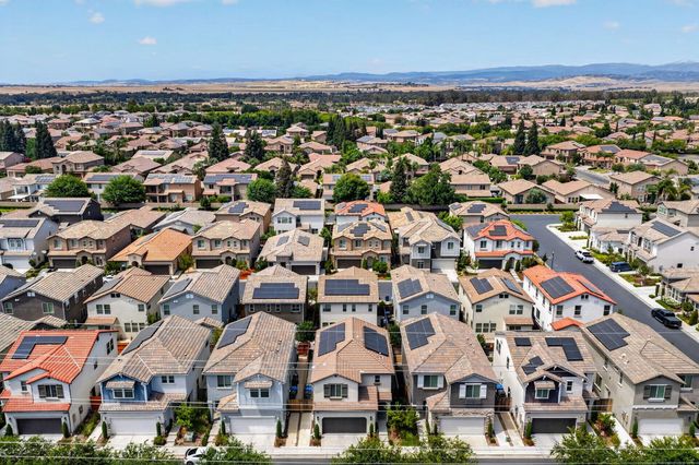 1426 E Via Dorata Way, Fresno, CA 93730
