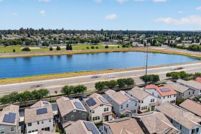 1426 E Via Dorata Way, Fresno, CA 93730