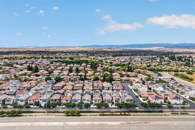 1426 E Via Dorata Way, Fresno, CA 93730
