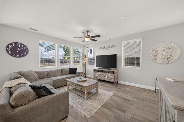 1426 E Via Dorata Way, Fresno, CA 93730