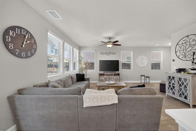 1426 E Via Dorata Way, Fresno, CA 93730