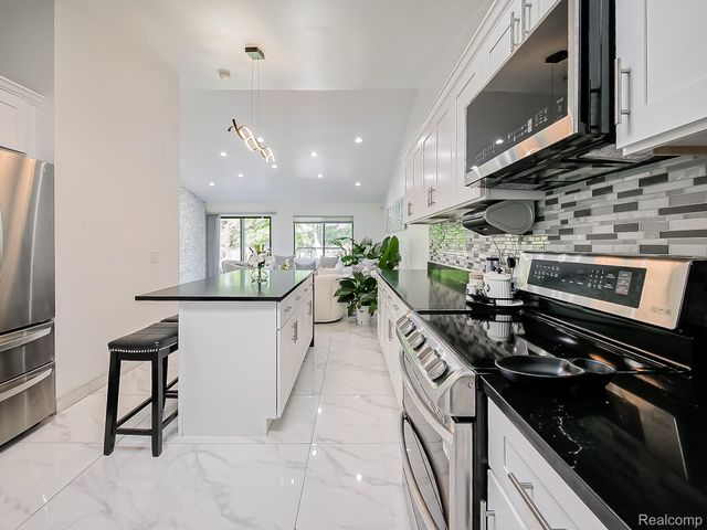 29721 Farmington Road, Farmington Hills, MI 48334