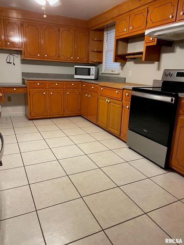 901 W ELM Street, Carmi, IL 62821