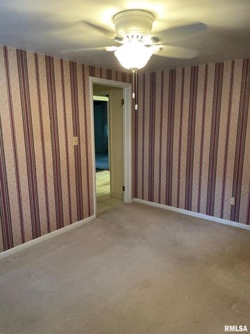 901 W ELM Street, Carmi, IL 62821