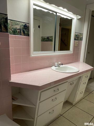 901 W ELM Street, Carmi, IL 62821