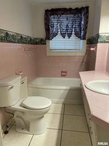 901 W ELM Street, Carmi, IL 62821