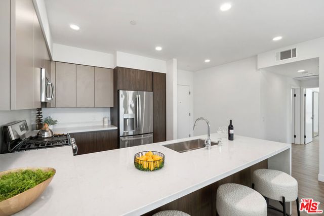 6144 Whitsett Avenue 204, North Hollywood, CA 91606