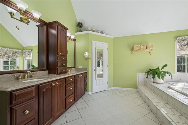 15 Mulberry Drive, Hawthorn Woods, IL 60047