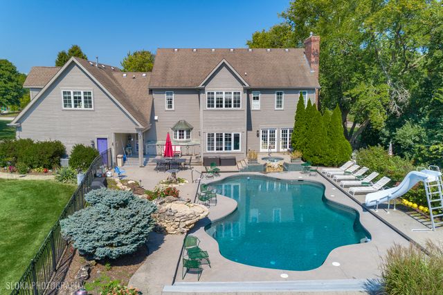 15 Mulberry Drive, Hawthorn Woods, IL 60047