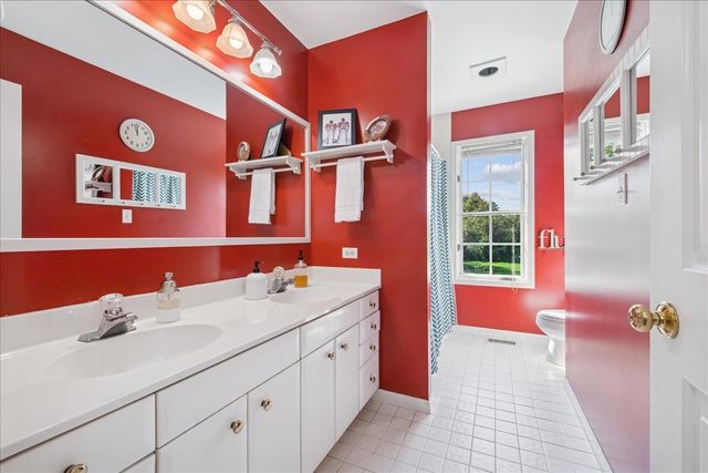 15 Mulberry Drive, Hawthorn Woods, IL 60047