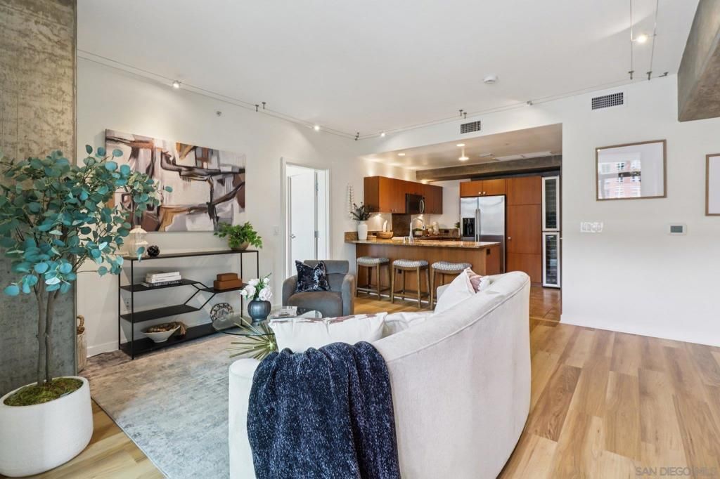 Image 2 of property listing at 800 The Mark Lane 607, San Diego, CA 92101