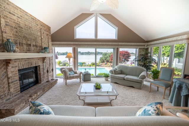 7951 N Shoreline Drive, Holland, OH 43528