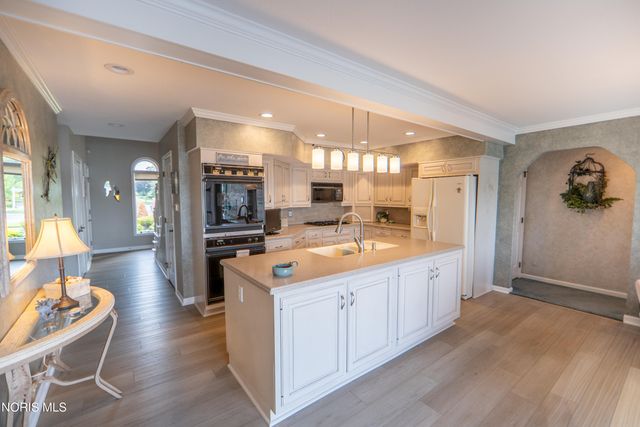 7951 N Shoreline Drive, Holland, OH 43528