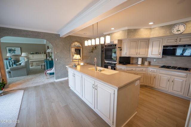 7951 N Shoreline Drive, Holland, OH 43528