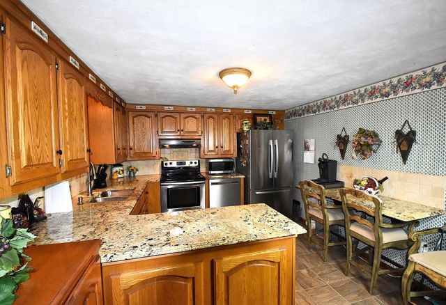 17 Wedgewood Ln, Millbury, MA 01527