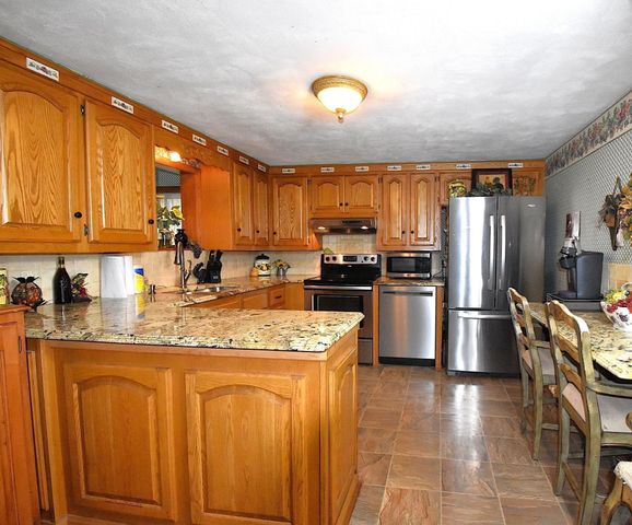 17 Wedgewood Ln, Millbury, MA 01527