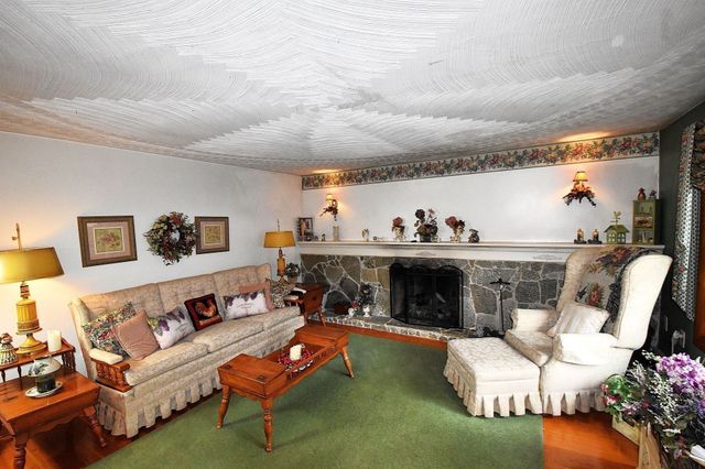 17 Wedgewood Ln, Millbury, MA 01527