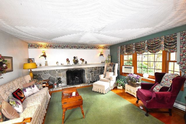 17 Wedgewood Ln, Millbury, MA 01527