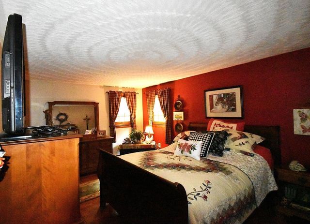 17 Wedgewood Ln, Millbury, MA 01527