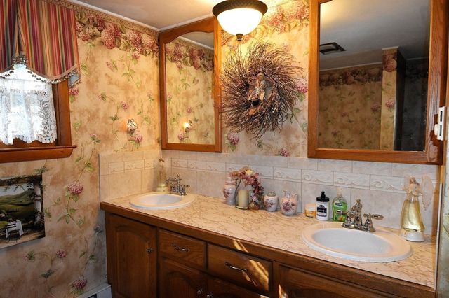 17 Wedgewood Ln, Millbury, MA 01527